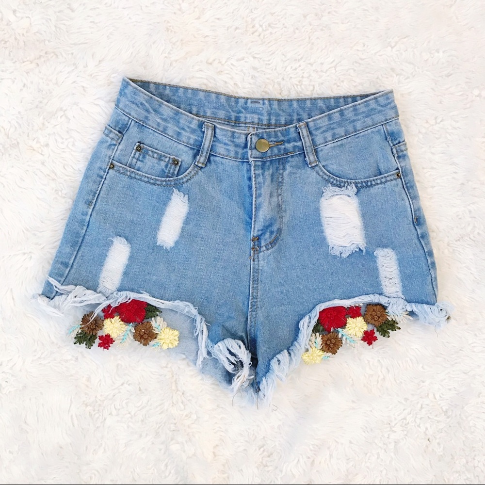 💐 Cut off high waisted jean shorts with floral